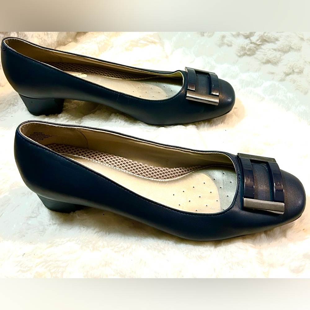 Easy Spirit Esobara Leather Navy blue block chunky low heel women’s size 8.5M